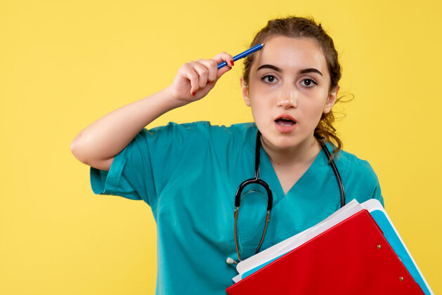 持有正面图女医生穿着医用衬衫手持不同的纸条 彩色大流行病毒健康情绪covid-19制服笔记护士人