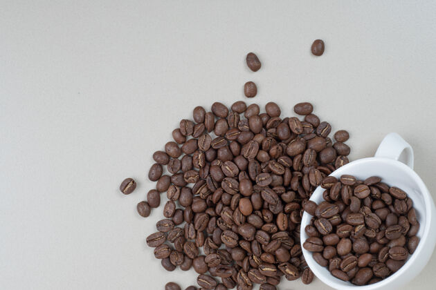 自然一堆咖啡豆从白色杯子里拿出来马克杯杯子烘焙