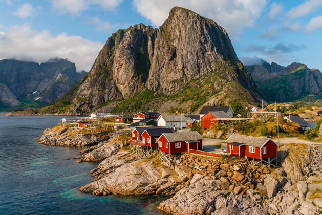 环境挪威罗弗敦群岛哈姆尼海岸线的红色小屋的景色自然风景阳光