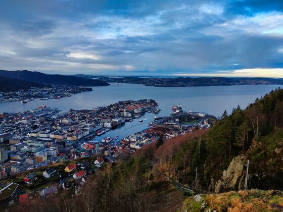 多云空中拍摄的半岛城市在卑尔根 挪威在多云的天空挪威建筑航空