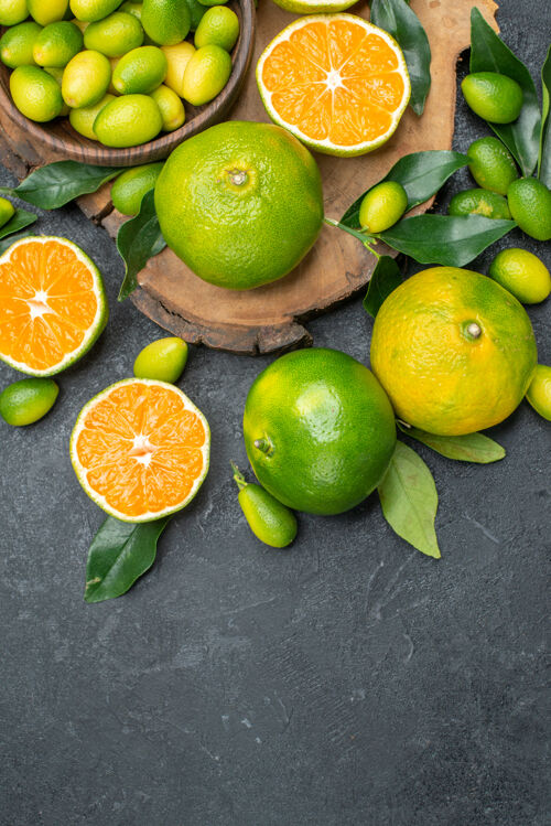 新鲜顶部特写查看水果不同种类的柑橘类水果在黑暗的桌子上的董事会板饮食酸橙
