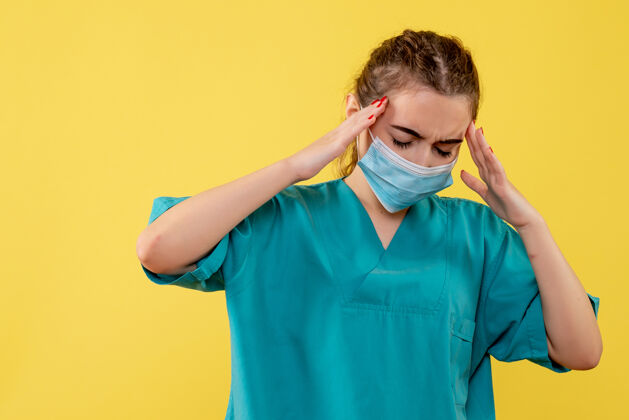 医学正面图女医生穿着医用衬衫 戴着头痛口罩 统一健康色大流行病毒covid-19冠状病毒颜色面具女人