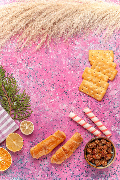 美味顶视图饼干和百吉饼上粉红色酥脆零食颜色甜水果桌子食物