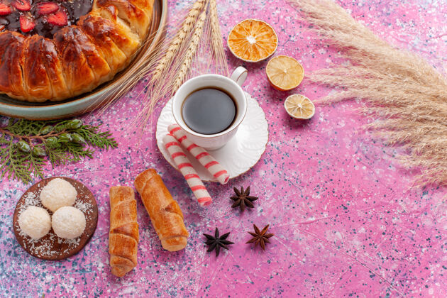 茶顶视图美味草莓派水果蛋糕果冻和水果粉红水果咖啡肉桂