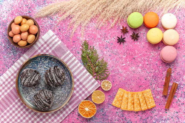 美味俯瞰美味的巧克力蛋糕与法国马卡龙粉红派桌子水果
