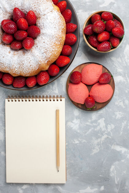 饮食顶视图草莓蛋糕与新鲜草莓白色传统丰富多彩烹饪