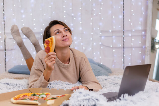 检疫女东从家里卧室的床上送快餐女东独自享用肥肉食品 披萨放松服务睡衣