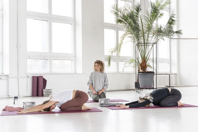 成人全镜头老师看女人做瑜伽练习水平室内
