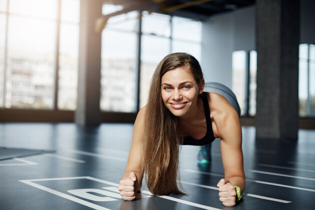 肌肉在健身房地板上做肘板运动的成年美女肖像健康健身身体概念设备成人健康