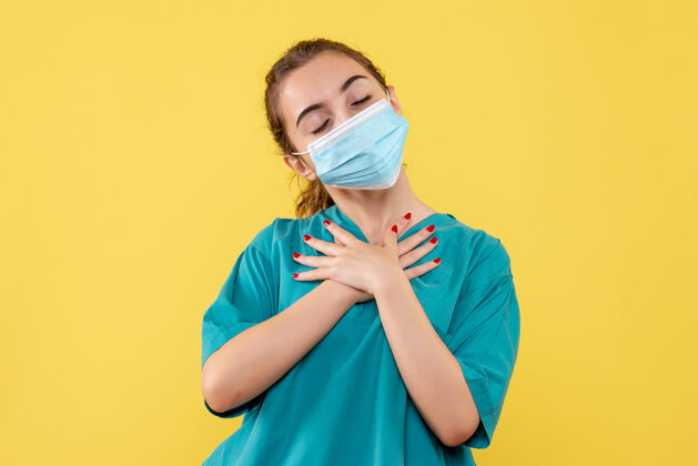 女人正面图女医生穿着医用衬衫 戴着口罩 健康大流行的彩色covid-19病毒制服流行病成人人