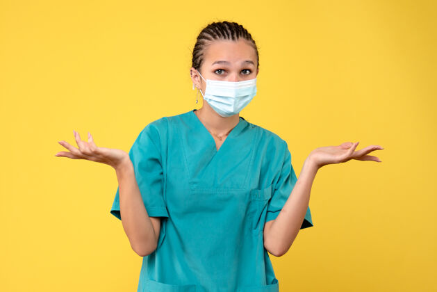 女医生正面图：身穿医用衬衫和面罩的女医生 医护护士 病毒大流行 科维德-19医院健康人物黄色