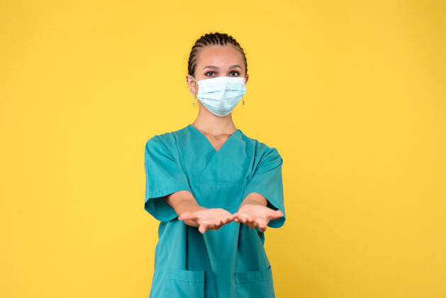 女性正面图女医生穿着医用衬衫 戴着口罩 护士大流行医院病毒健康科维德-医疗女性女医生