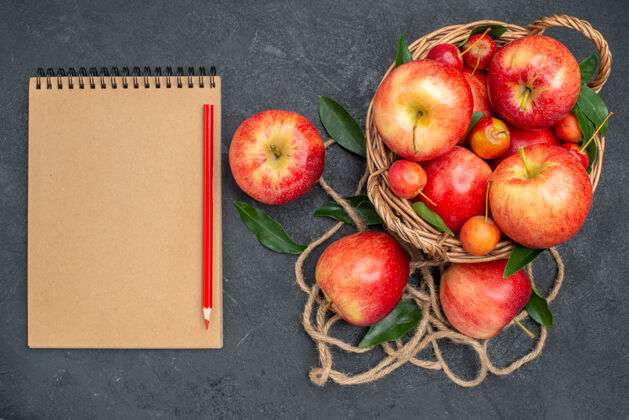 水果顶部特写查看水果开胃的樱桃和苹果在篮子笔记本铅笔可食用的水果成熟笔记本