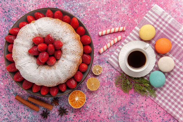 蛋糕顶视图糖粉馅饼与法国马卡龙和红茶巧克力草莓美味