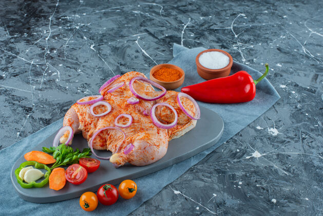 鸡肉生的腌鸡肉和蔬菜放在一块布上 蓝色背景欧芹新鲜的蛋白质