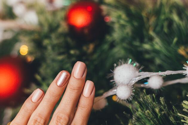 闪亮女性手用圣诞新年指甲设计裸色米色指甲油美甲时尚优雅庆祝