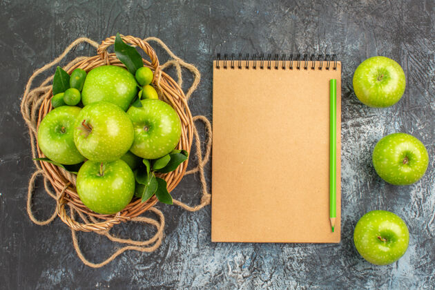 水果从远处俯视苹果绳筐苹果树叶笔记本铅笔酸橙柑橘食物