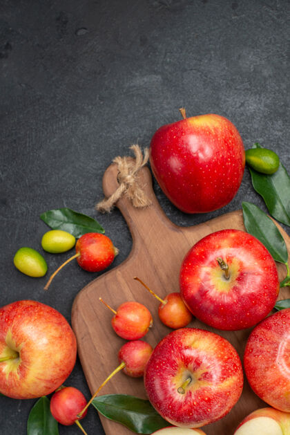 苹果俯瞰水果柑橘水果旁边的苹果黄红色浆果板上新鲜水果农产品