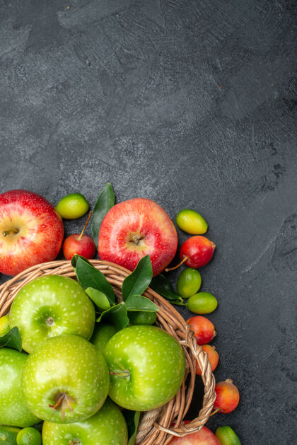 可食用水果顶部特写查看水果绿色苹果和红色苹果樱桃柑橘水果木篮樱桃苹果新鲜