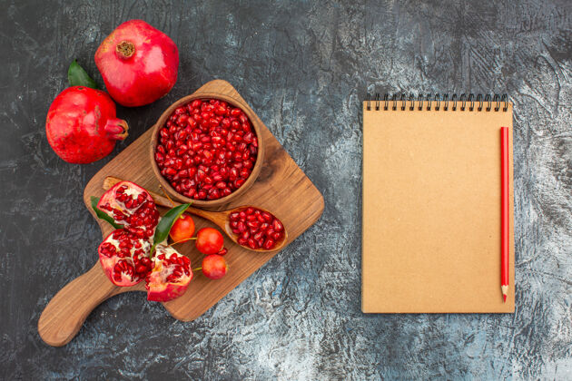 食品顶部特写查看水果笔记本铅笔板与石榴匙樱桃樱桃浆果健康