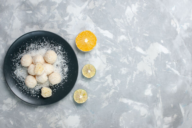 水果俯瞰美味的椰子糖内盘上的白色桌子椰子糖果