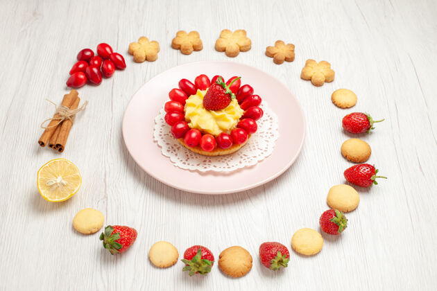 前台前视美味的饼干与水果和蛋糕上的白色办公桌水果茶饼干甜点水果小吃浆果