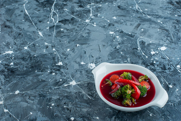 美味碗里的罗宋汤 蓝色背景新鲜蔬菜自制
