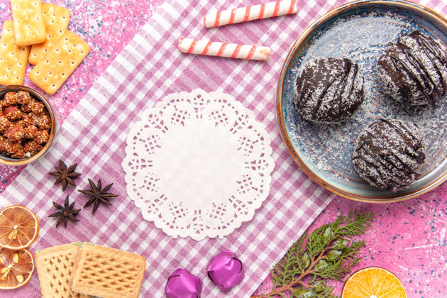 水果俯瞰美味的巧克力蛋糕和粉红色的华夫饼糖果饼干香草