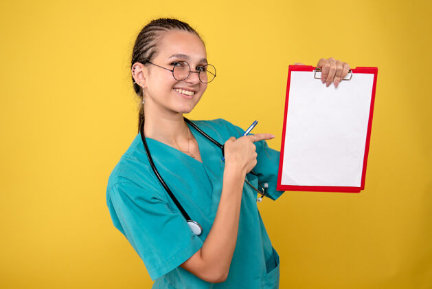 结果正面图女医生拿着医用剪贴板和笔微笑着 彩色护士医院情感科维德-19医疗健康护士剪贴板医院