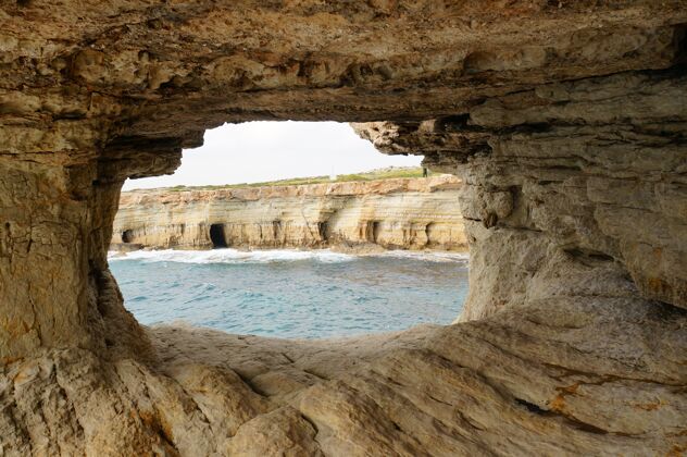 自然美丽的海洞白天在阿亚 塞浦路斯希腊海岸海洋