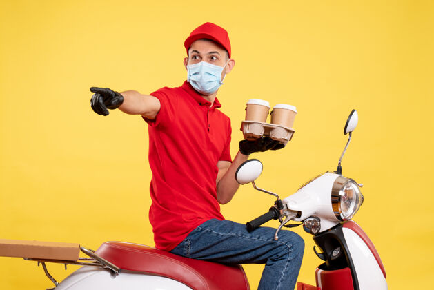 成人正面图：身穿红色制服 戴着黄色咖啡面罩的男性快递员 工作食品服务车辆服务摩托车