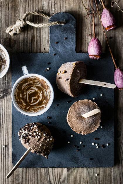 奶油自制巧克力花生酱冰淇淋杯食谱黑色砧板美食冷冻