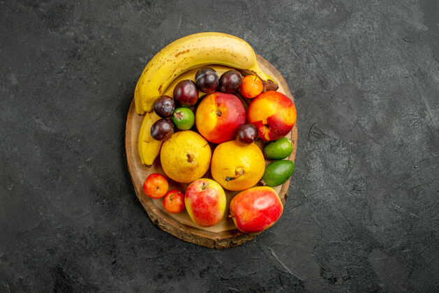 多汁顶视图水果组成新鲜水果在灰色的办公桌上成熟苹果水果组成