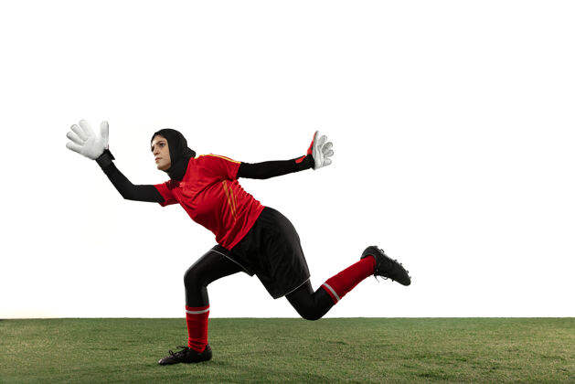 运动阿拉伯女足或足球运动员 守门员 背景为白色工作室足球比赛运动员