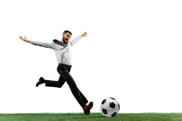 球一个年轻的商人在白色背景下踢足球的全长镜头体育专业男性