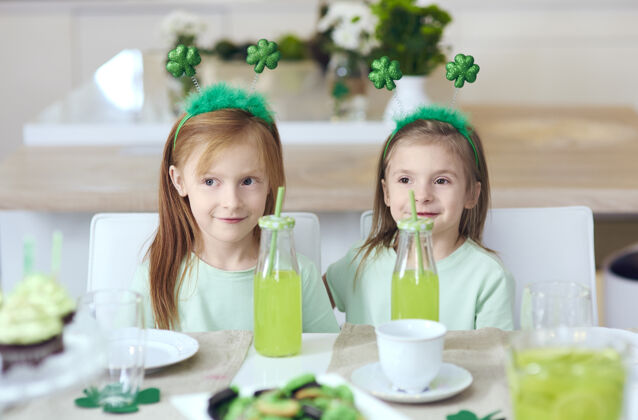 女孩爱尔兰派对上兄弟姐妹的画像晚餐家庭晚餐爱尔兰文化