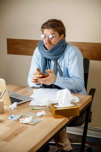 工作感到恶心和疲倦在办公室工作的人喝一杯热茶 商人感冒 季节性流感大流行性流感 疾病预防 办公室空调引起疾病男性员工就业