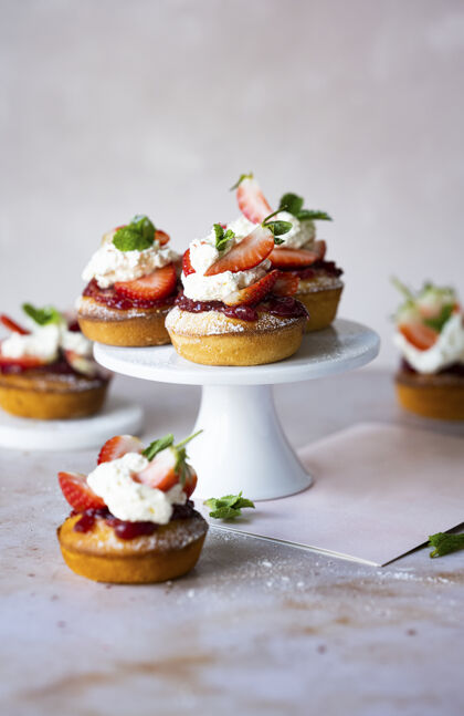 自制可爱的迷你草莓酥饼在一个立场上美食烹饪面包房