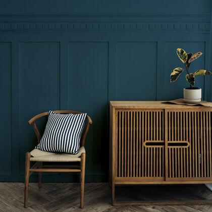深蓝色斯堪的纳维亚复古木橱柜 深蓝色墙壁旁边有椅子椅子房子房间