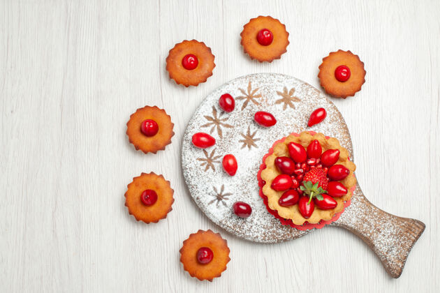 花俯瞰图：白色桌子上有水果和蛋糕的小蛋糕刺绣蛋糕花