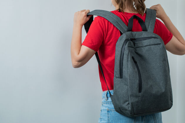 学习一个学生肩上扛着她的背包学习教育电器