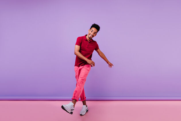 娱乐快乐的运动男 穿着粉红色的裤子 表达快乐情绪化的黑人青年跳舞非裔美国人年轻放松