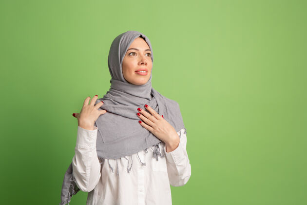 女性戴着头巾的快乐阿拉伯女人微笑女孩的肖像 在工作室背景中摆姿势年轻人围巾