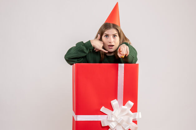 圣诞节正面图红色礼品盒内的年轻女性盒子纸年