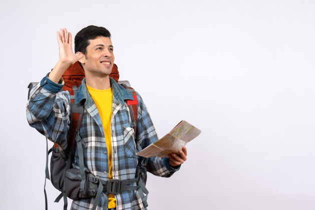 正面前视图快乐的年轻露营者与背包举行地图招呼某人男人肖像男性