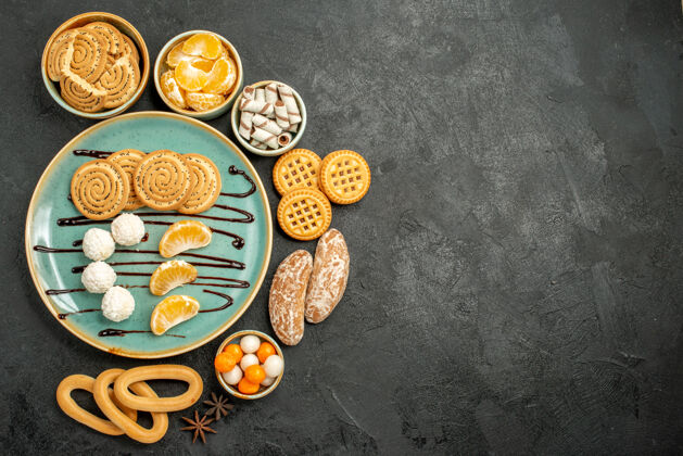 饼干顶视图甜饼干糖果和饼干的灰色背景食物饼干背景