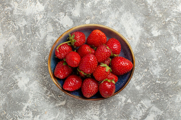 多汁顶视图新鲜的红色草莓内板上的白色背景里面食物背景