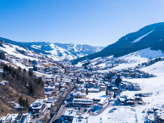 雪奥地利阿尔卑斯山美丽的雪村奥地利自然欧洲