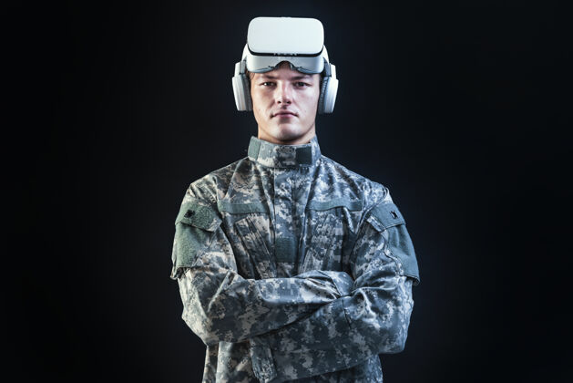 耳机士兵在虚拟现实耳机中模拟训练军事技术黑背景战斗士兵创新