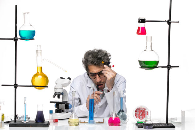科学正面图：男科学家拿着白色背景的样本 实验室里的科维病毒科学健康实验室医学人